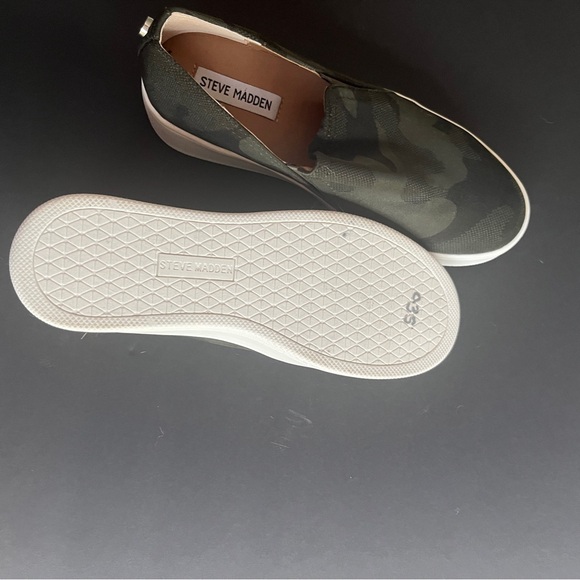 Steve‎ Madden Green Camouflage Slip-Ons - Picture 2 of 3